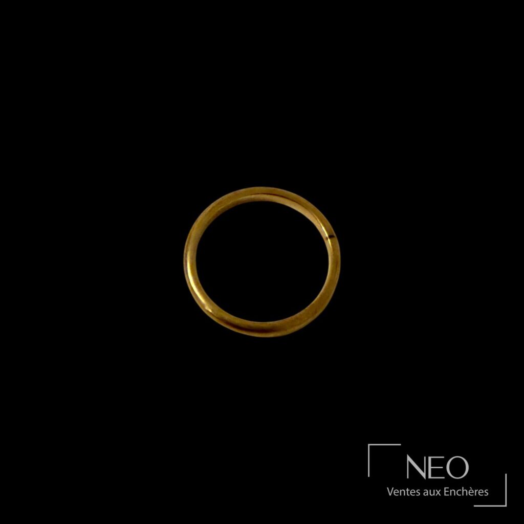 Alliance fine en or rose sur fond noir