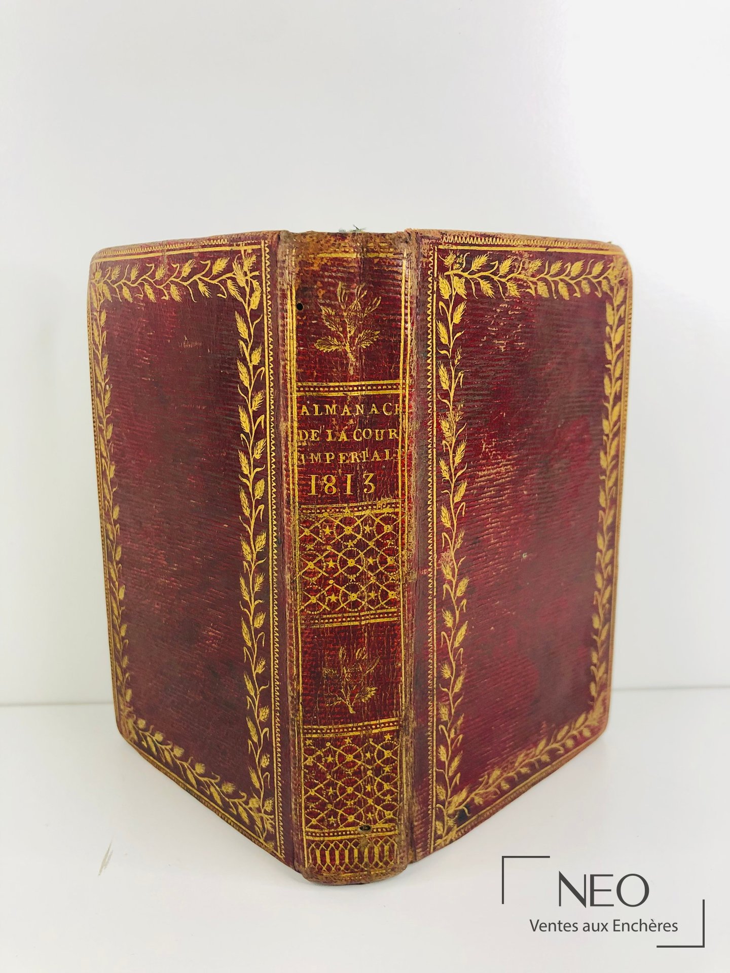 Reliure en maroquin cerise ornée de dorures et dos titré Almanach de la cour impériale 1813