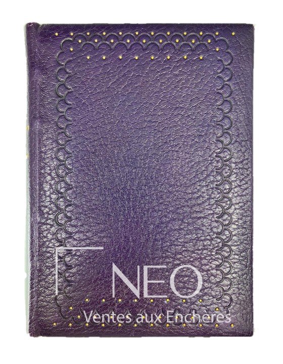 Reliure en plein veau violet ornée de motifs estampés et dorés sur les plats