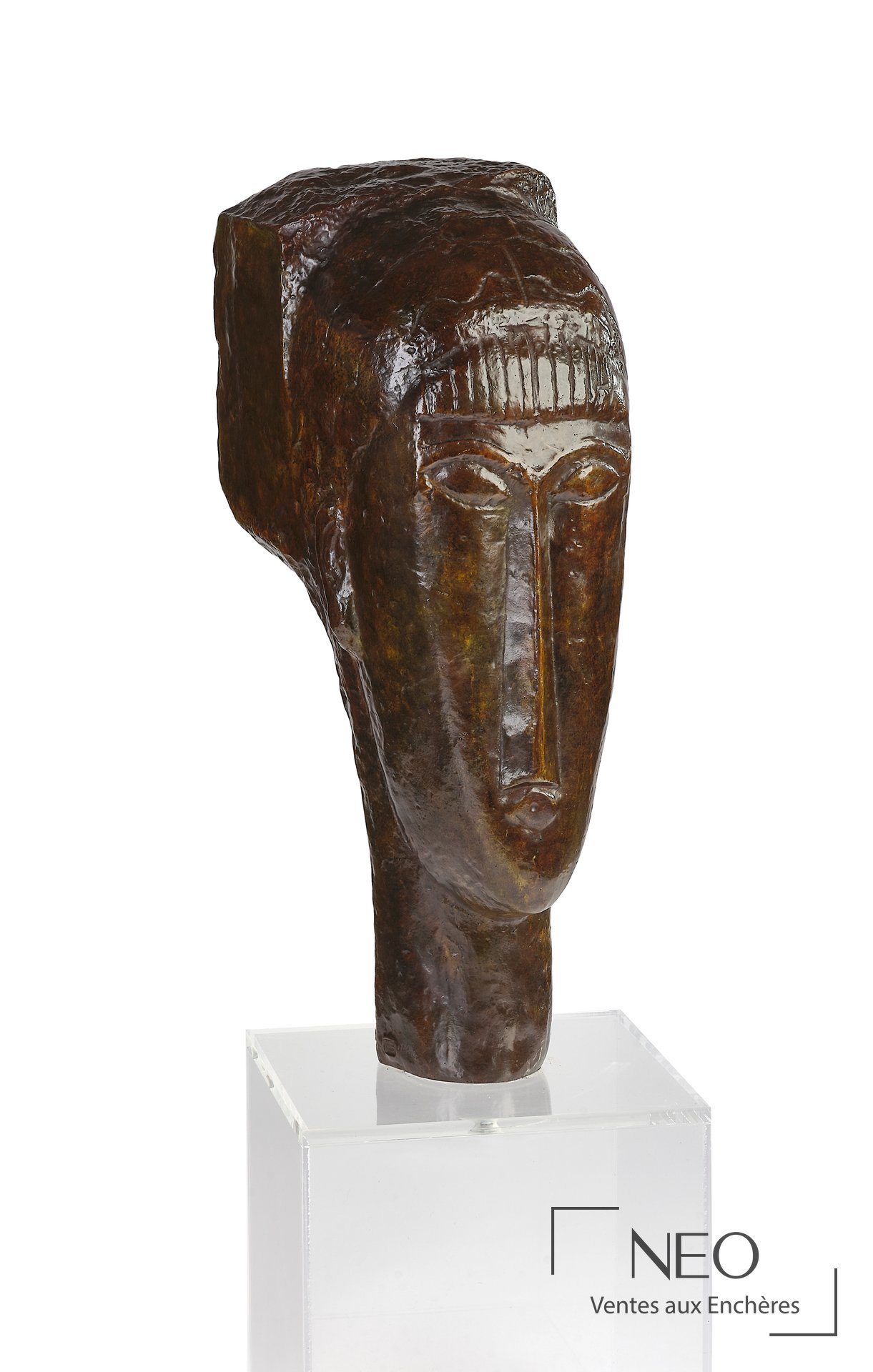 Bronze patiné brun nuancé représentant une tête allongée sur socle transparent