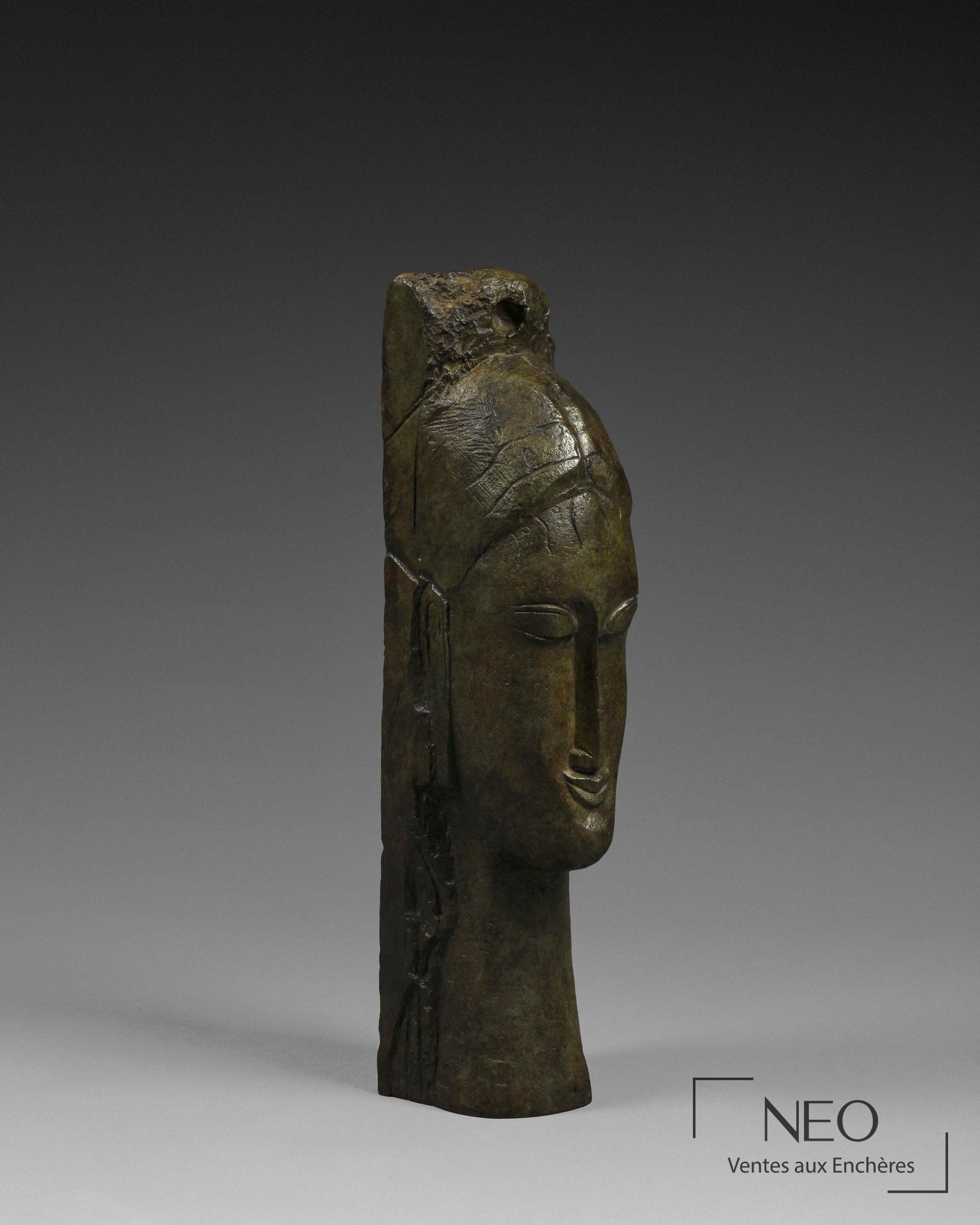 Sculpture en bronze à patine verte figurant une tête de femme