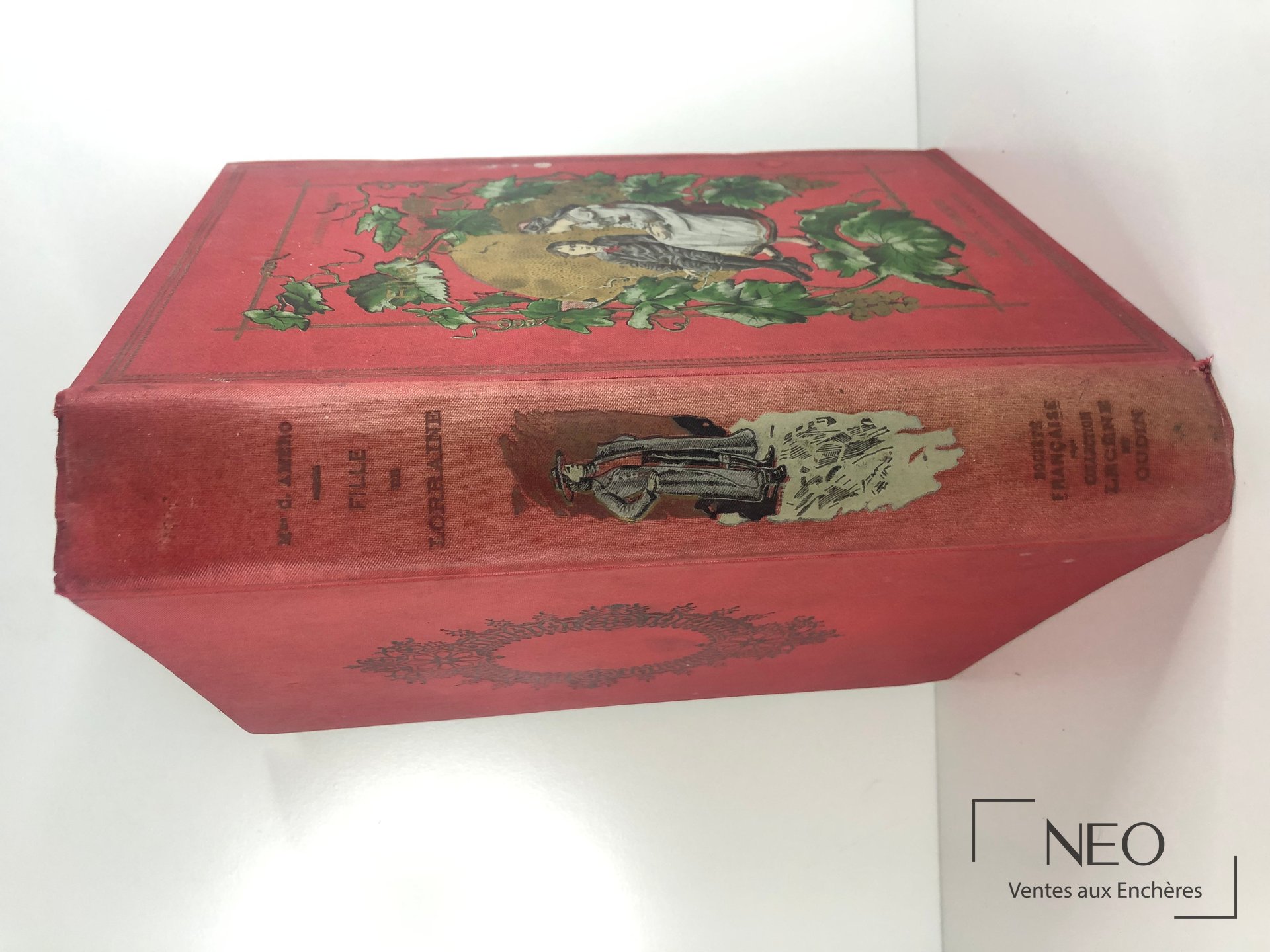 Cartonnage polychrome rouge avec décor de vigne et figures au plat supérieur