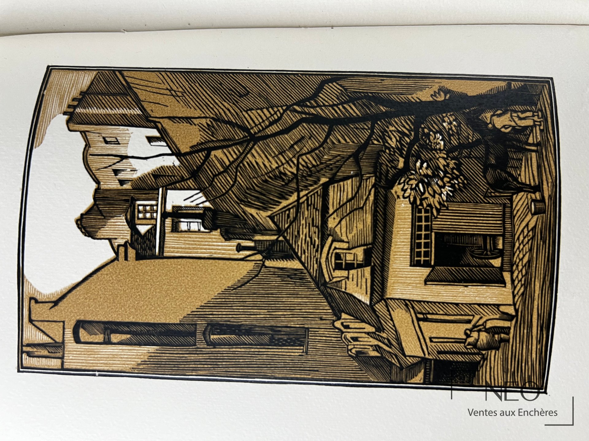 Page illustrée en noir et or montrant des maisons et une rue sous de larges ombres