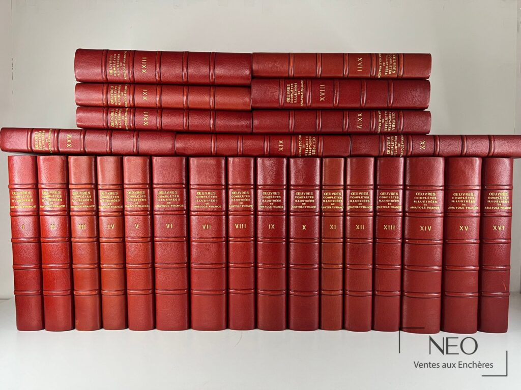 Ensemble de 25 volumes d’Anatole France reliés en maroquin rouge.
