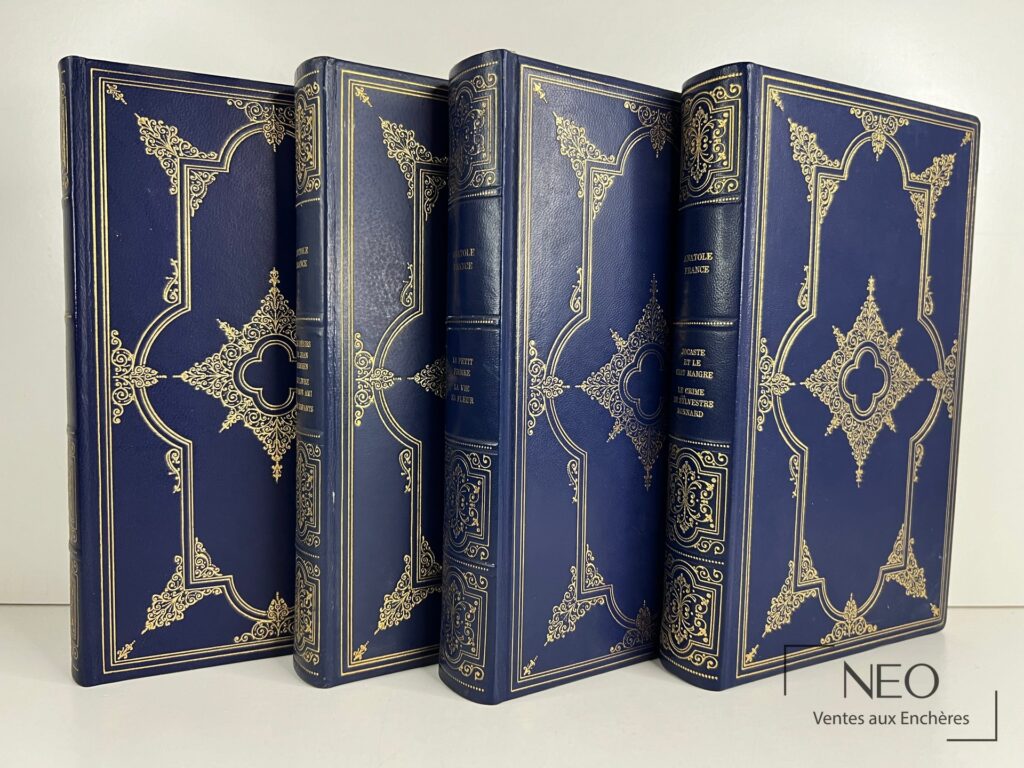 Quatre volumes reliés en bleu nuit avec décor doré