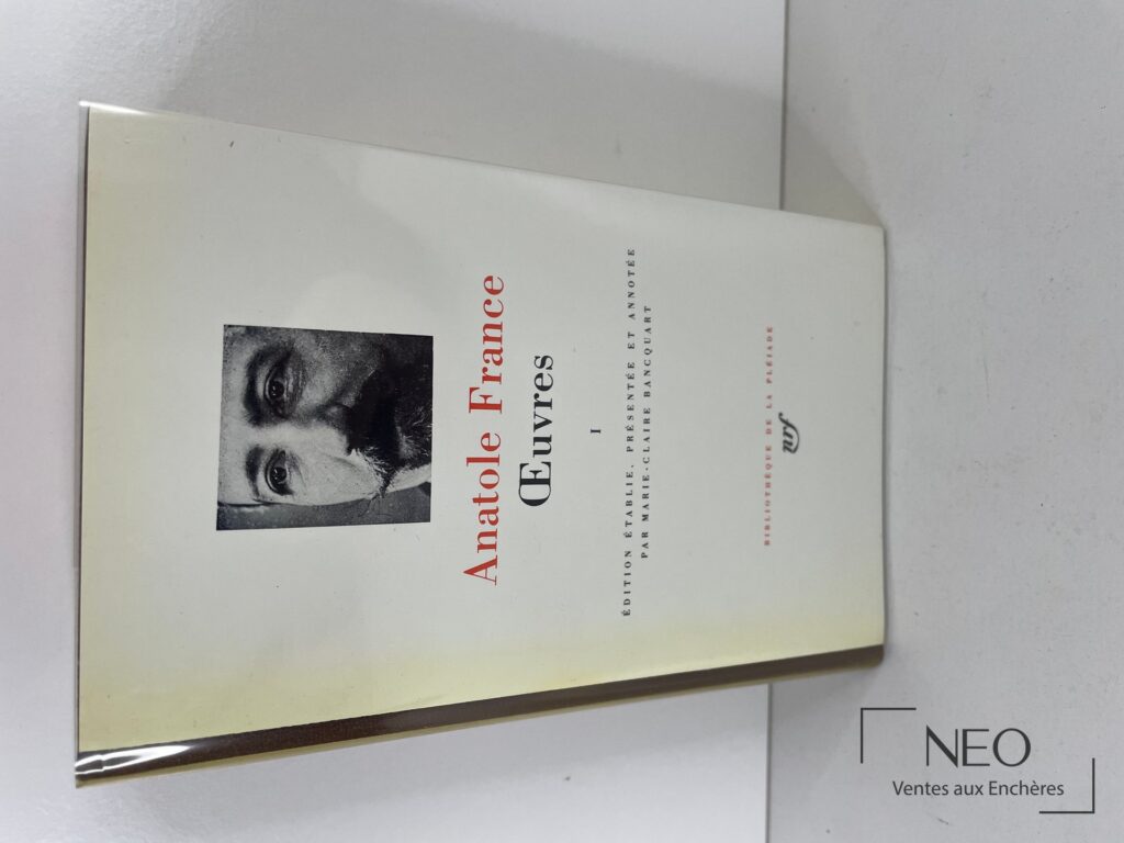 Couverture du tome 1 des Œuvres d’Anatole France sous jaquette illustrée