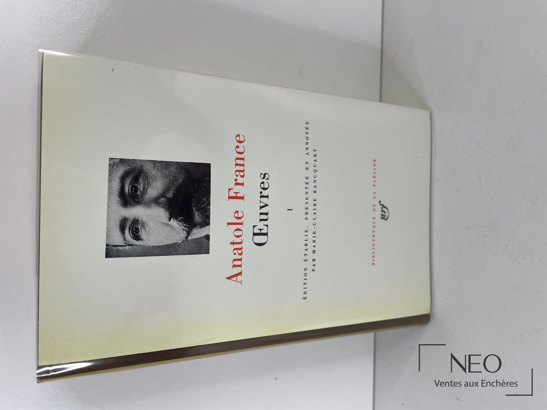 Couverture du tome 1 des Œuvres d’Anatole France sous jaquette illustrée
