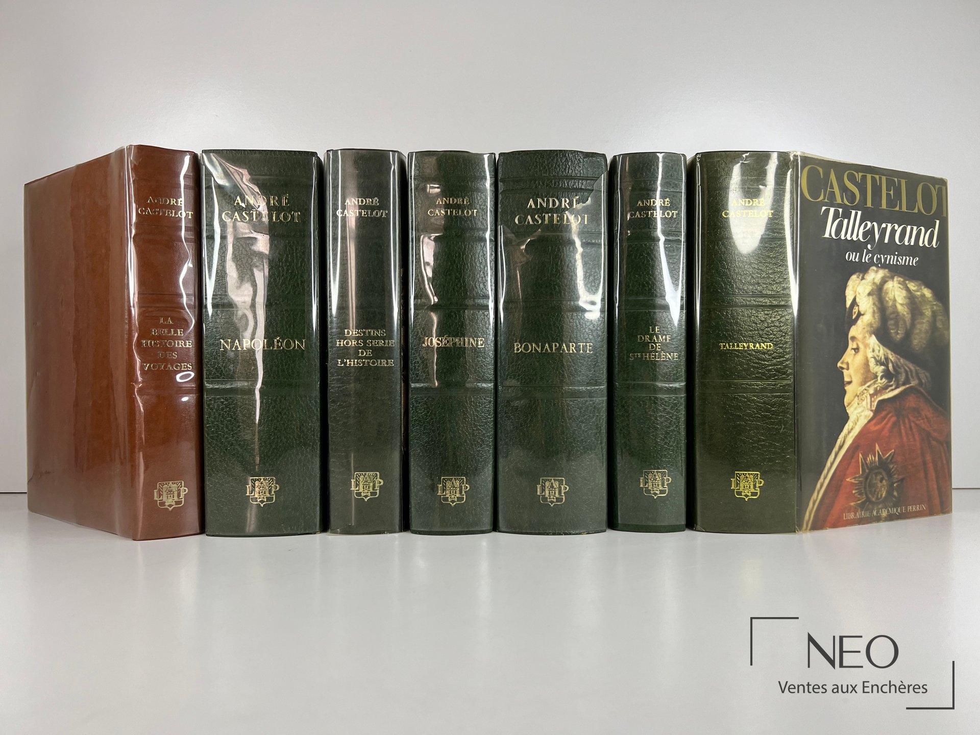 Ensemble de sept volumes André Castelot avec jaquettes illustrées