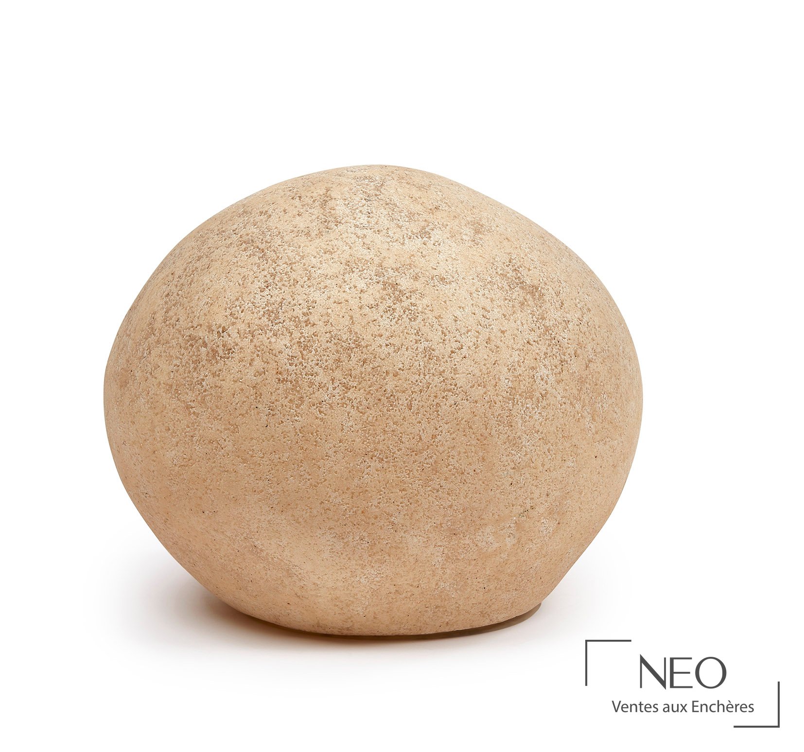 Lampe galet beige en forme de sphère posée sur fond blanc
