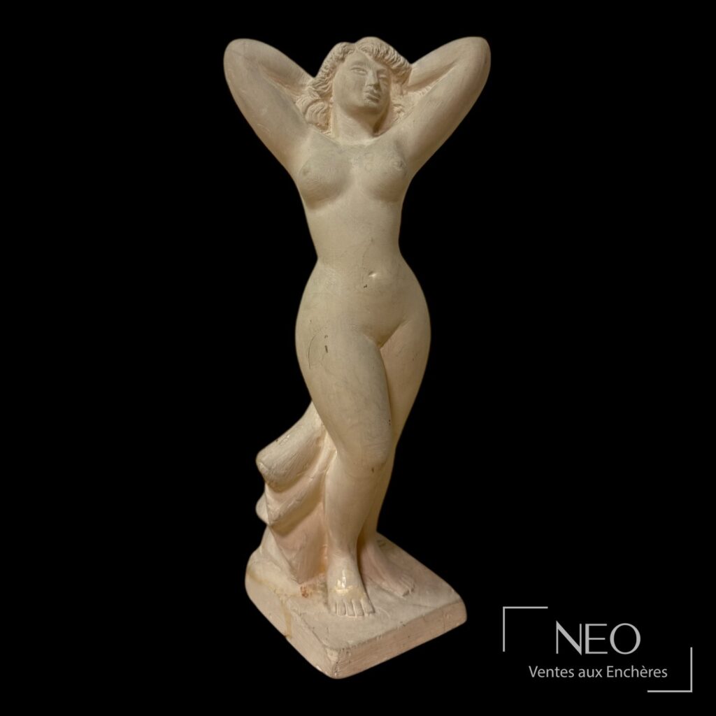 Sculpture féminine en plâtre vue de face sur fond noir