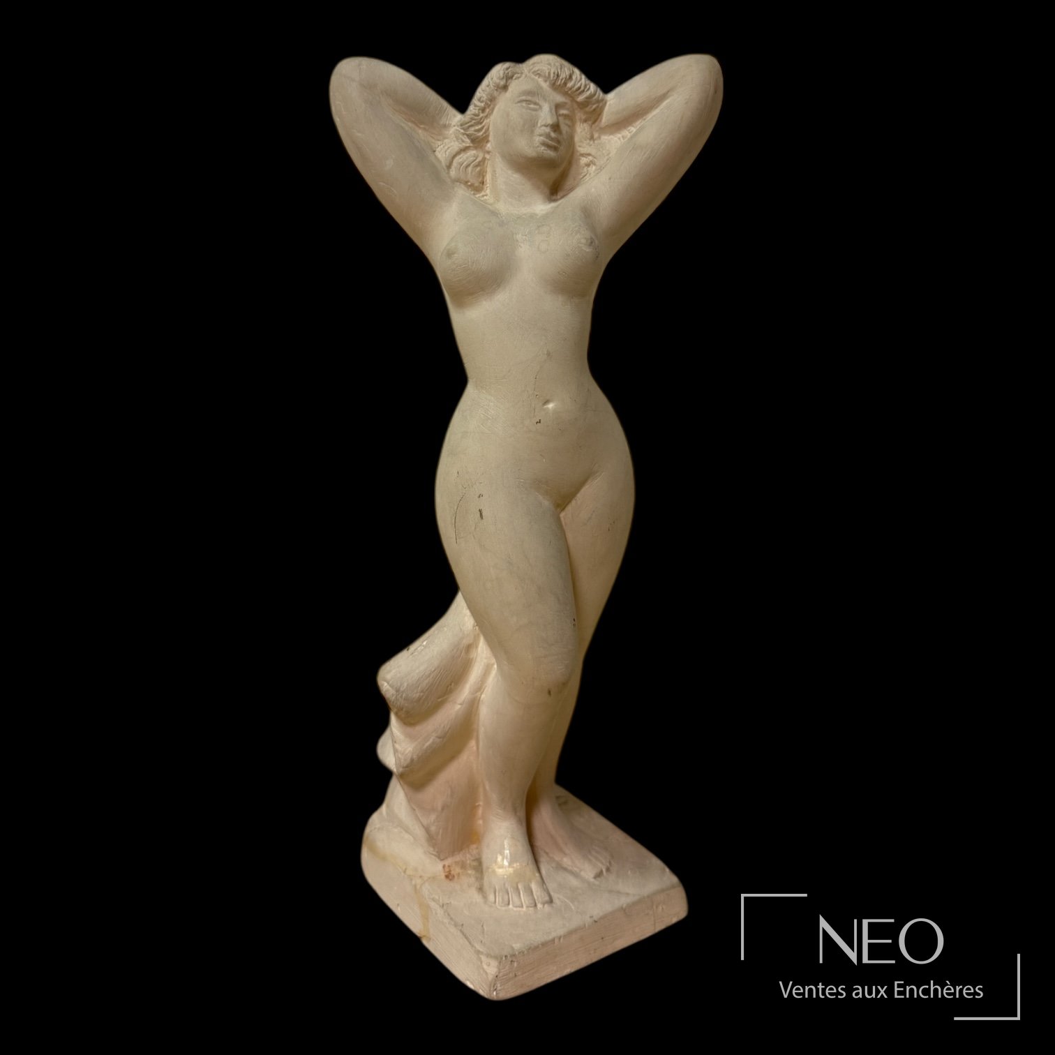 Sculpture féminine en plâtre vue de face