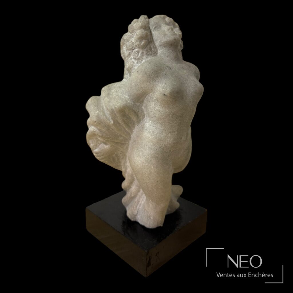 Sculpture Vénus en pierre granite sur socle noir