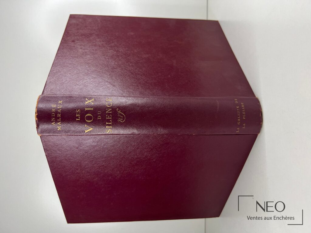 Cartonnage bordeaux titré au dos en lettres dorées