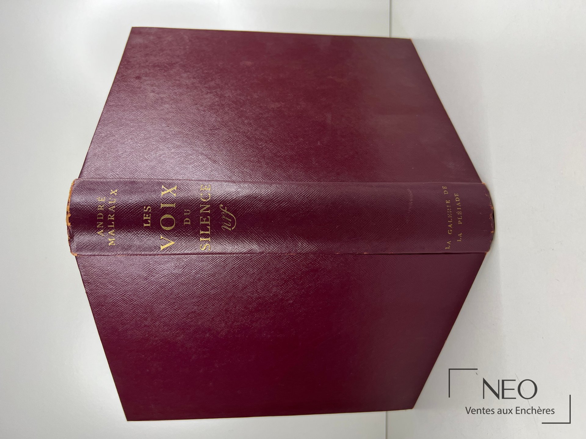 Cartonnage bordeaux titré au dos en lettres dorées