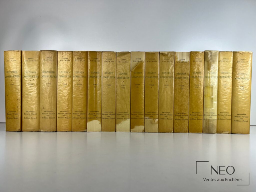 Les seize volumes des Œuvres complètes d'André Maurois alignés de face.