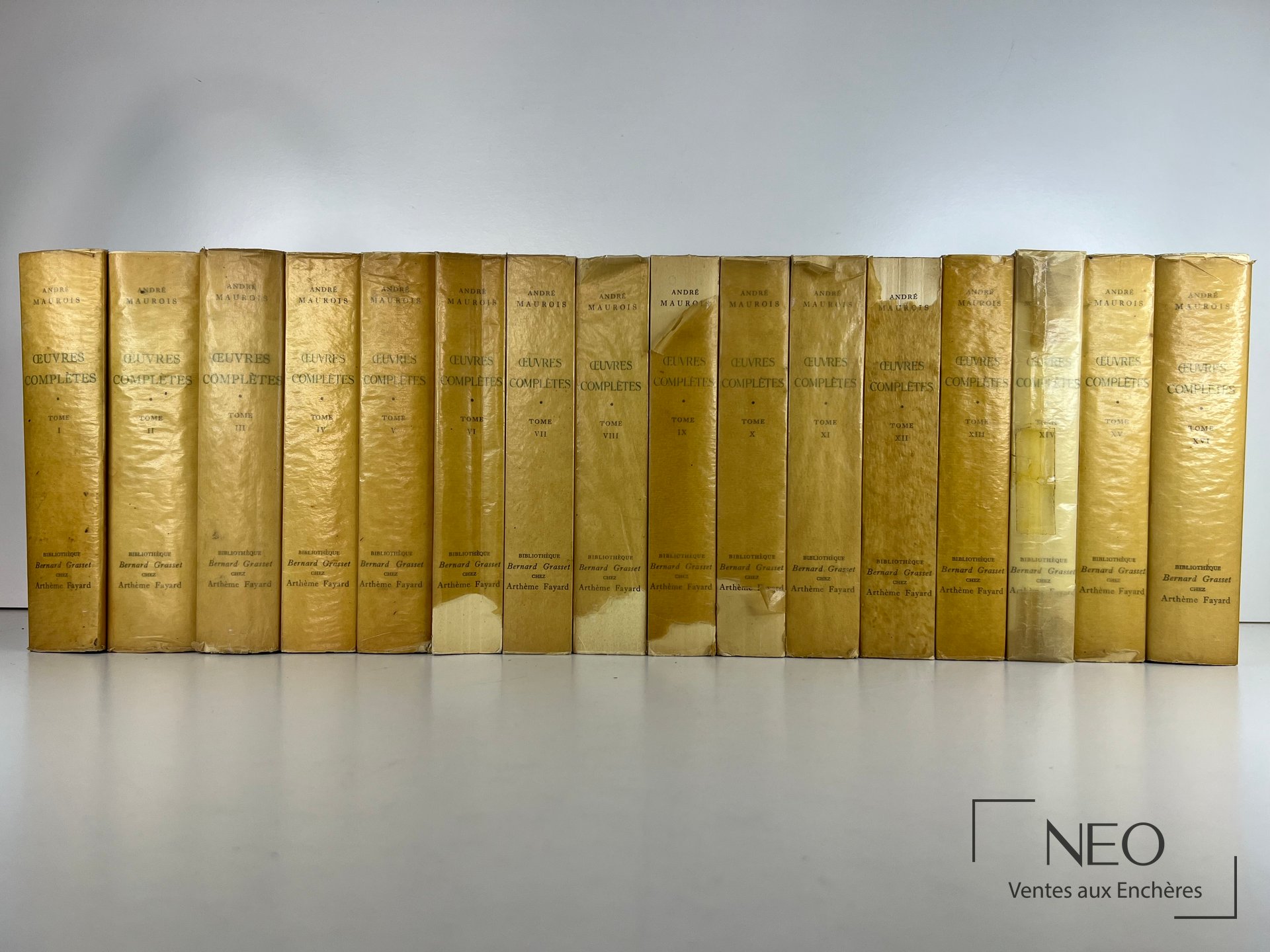 Les seize volumes des Œuvres complètes d'André Maurois alignés de face.