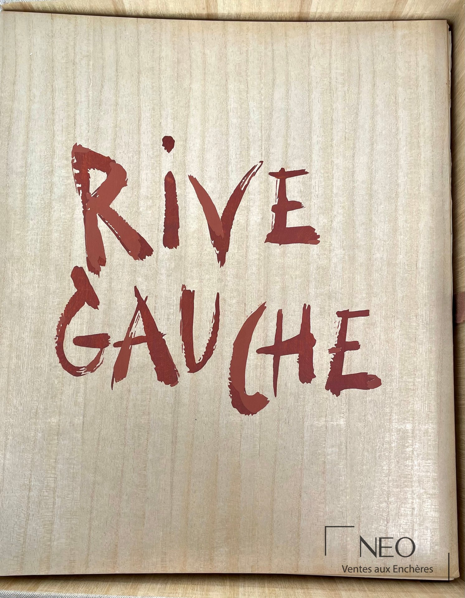 Couverture beige de Rive Gauche avec le titre en rouge.