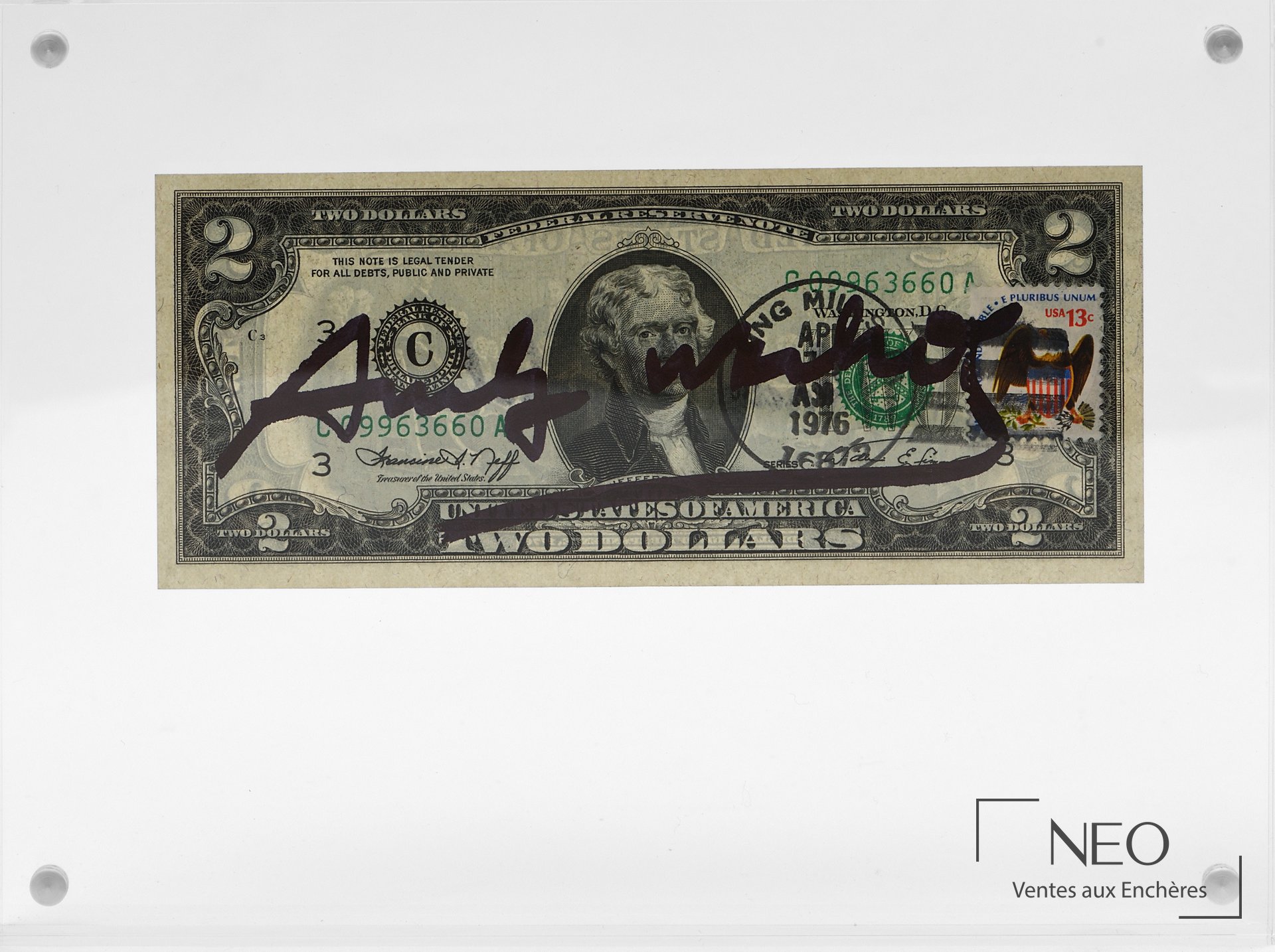 Billet de 2 dollars signé par Andy Warhol présenté sous plexiglas