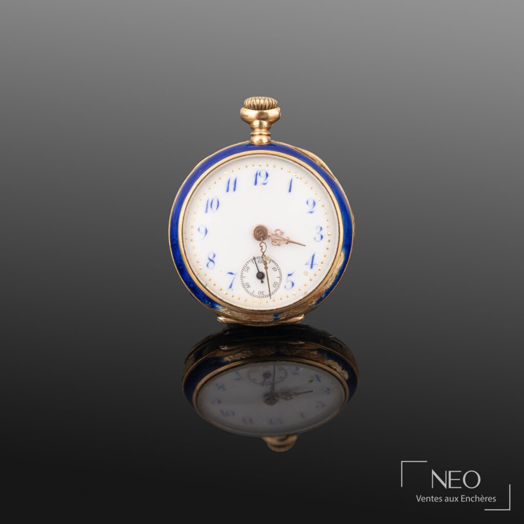 Montre de col en or jaune émaillé bleu roi
