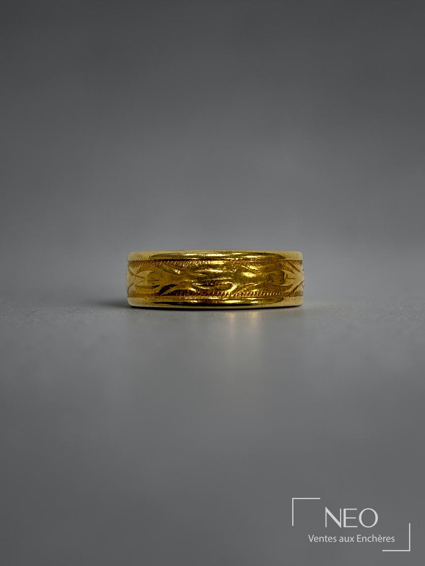 Anneau en or jaune 18K à décor géométrique gravé