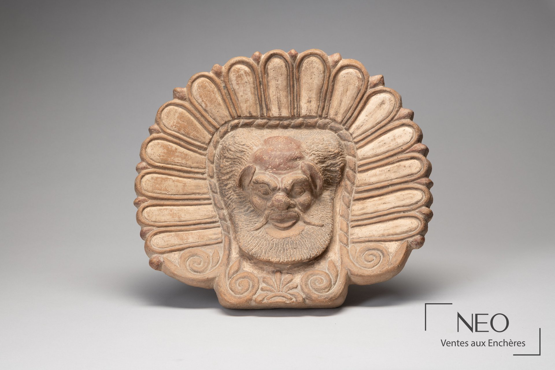 Antéfixe en terre cuite figurant une tête de silène