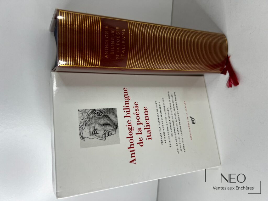 Livre en cartonnage brun et ouvrage ouvert présentant la couverture de l'anthologie bilingue de la poésie italienne