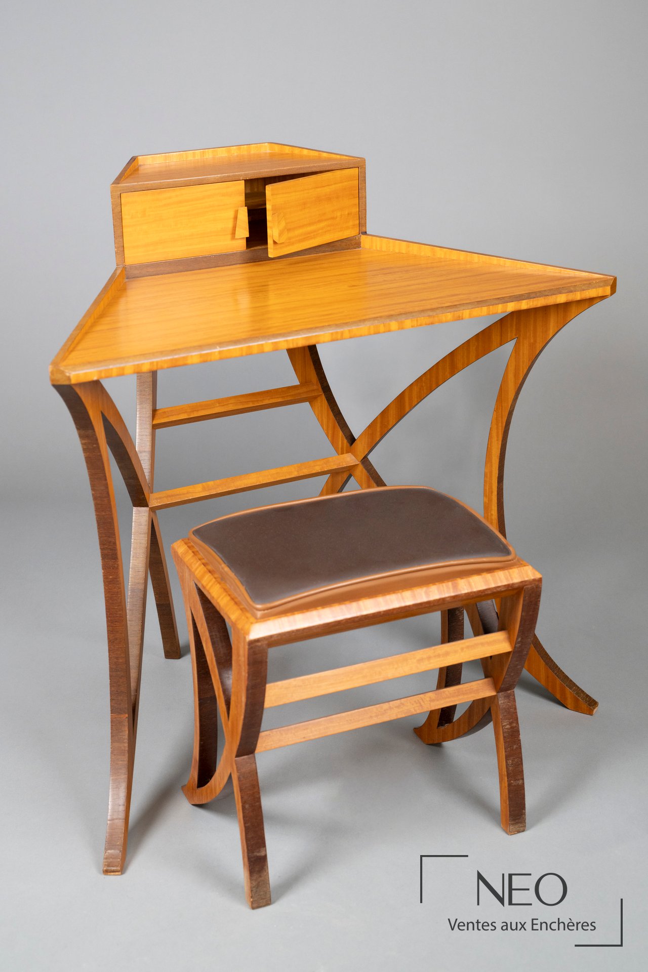 Secrétaire lettrier en bois de citronnier et ébène vert avec tabouret assorti