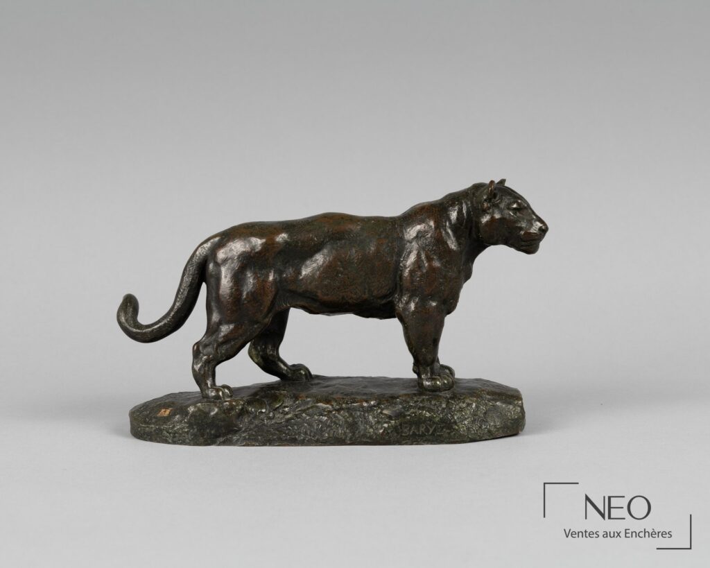 Jaguar debout en bronze vu de profil
