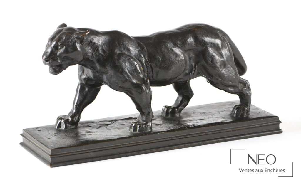 Bronze d'une lionne marchant à patine noire sur terrasse rectangulaire