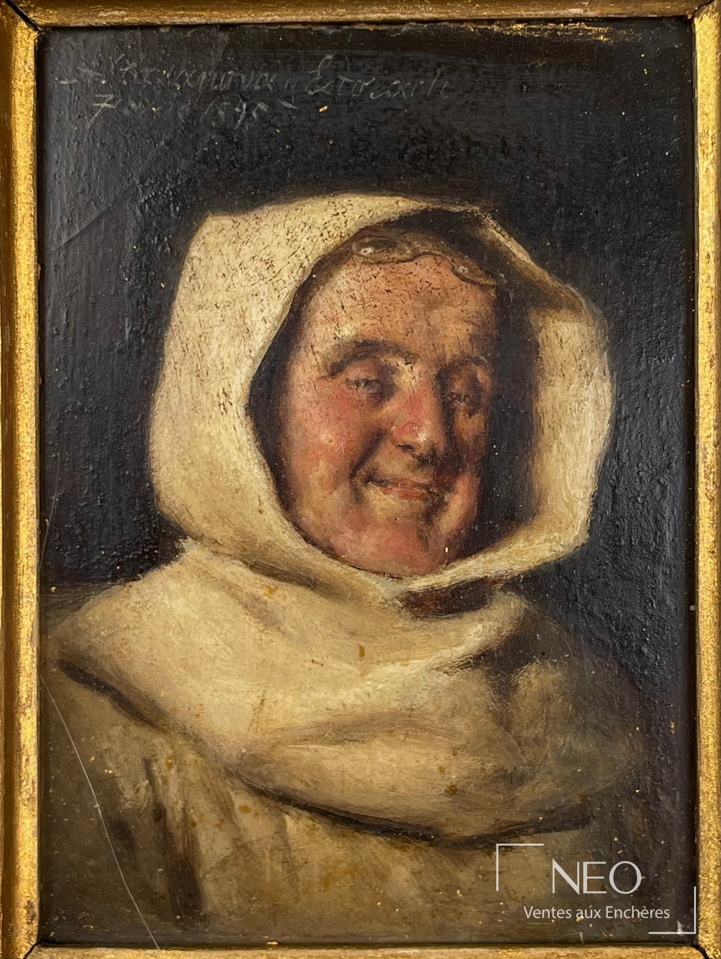 Portrait d'un moine souriant en habit clair sur fond sombre