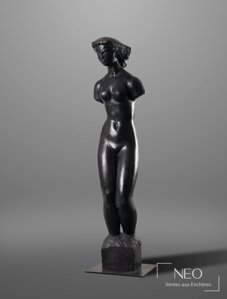 Sculpture en bronze noir représentant une figure féminine debout sur socle