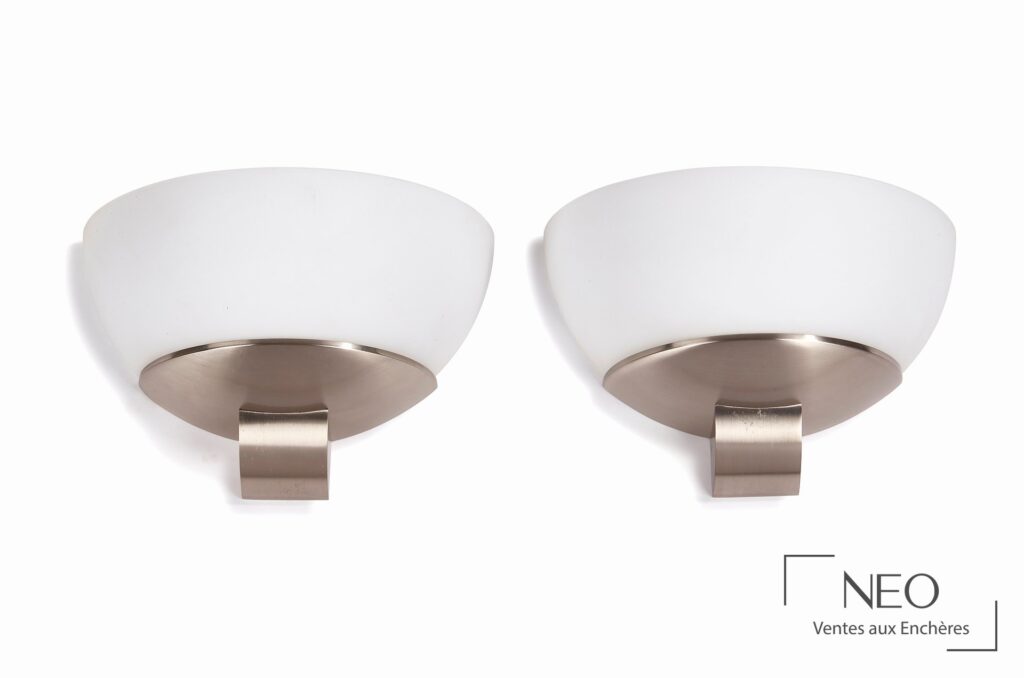 Paire d’appliques en verre opalin blanc et métal brossé argenté