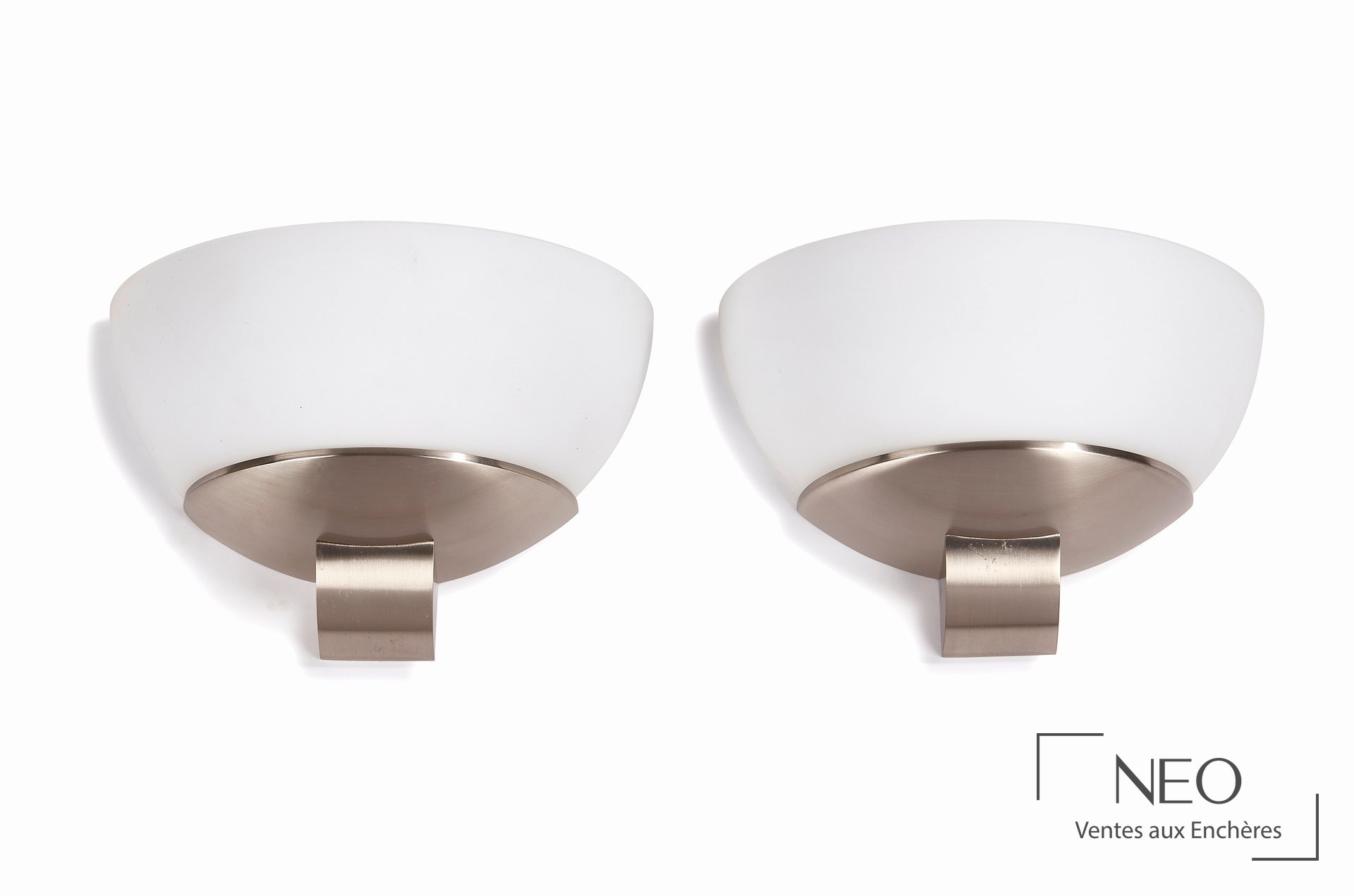 Paire d’appliques en verre opalin blanc et métal brossé argenté