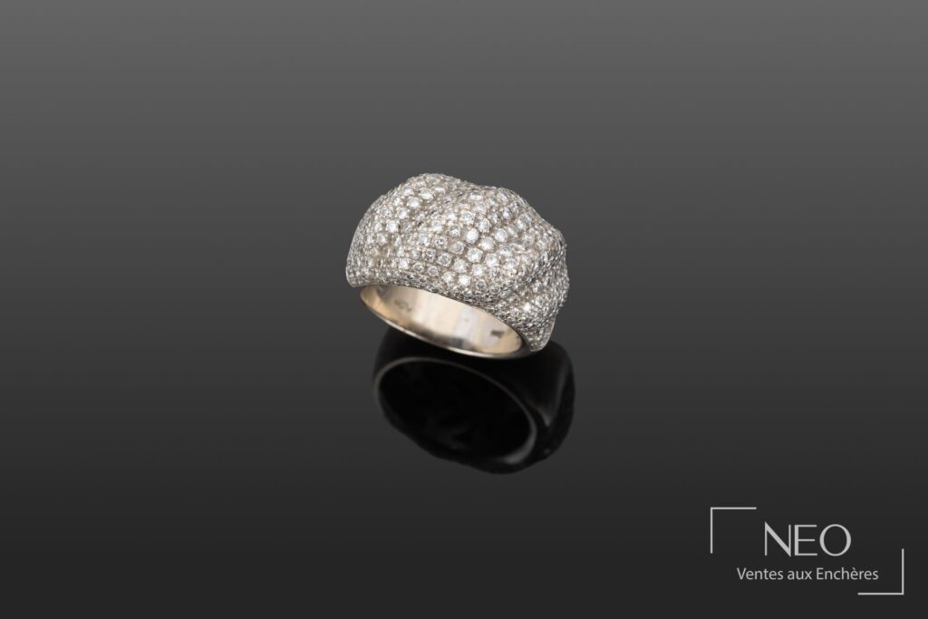 Bague dôme en or gris pavée de diamants sur fond sombre
