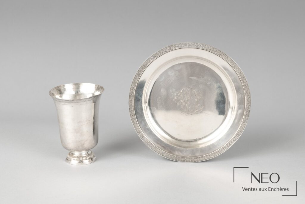 Timbale et plat circulaire en argent posés côte à côte