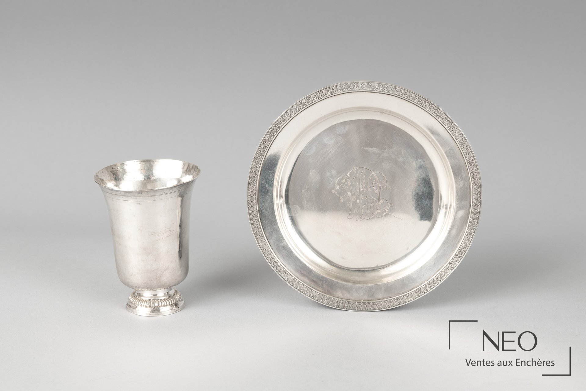 Timbale et plat circulaire en argent posés côte à côte