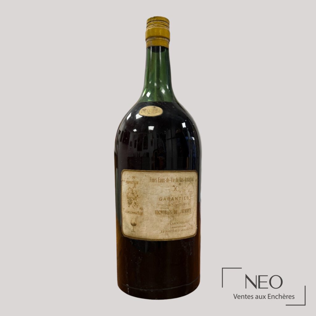 Flacon d’Armagnac Vignobles de Jauffrey vu de face avec son étiquette d’origine