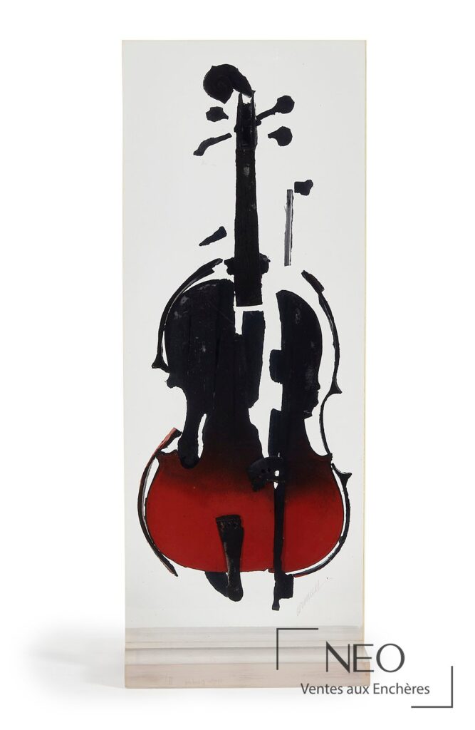 Violoncelle ou violon calciné présenté de face dans un bloc de résine claire