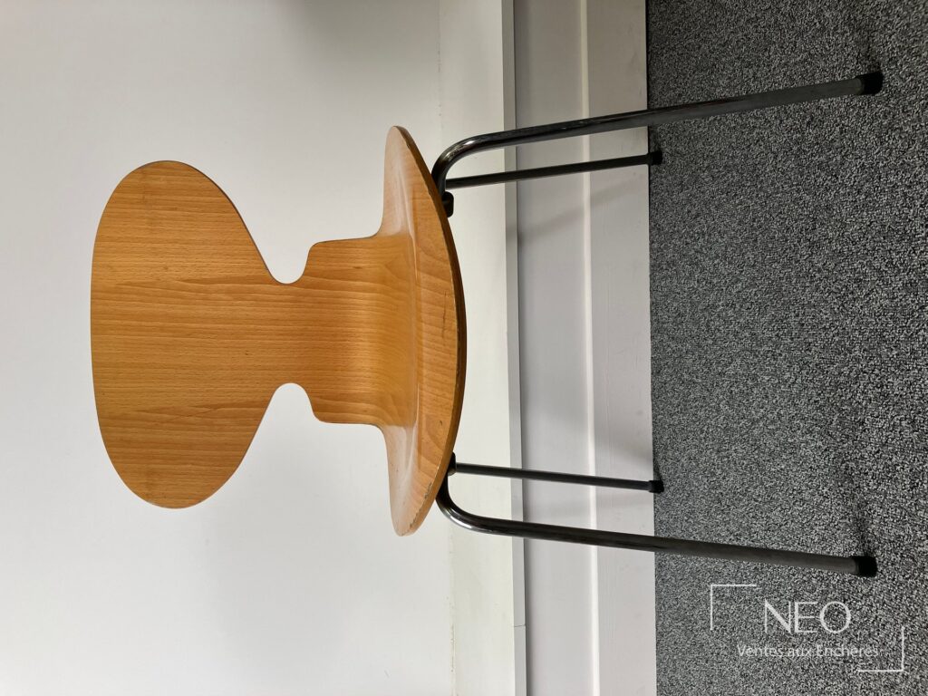 Chaise Arne Jacobsen en profil