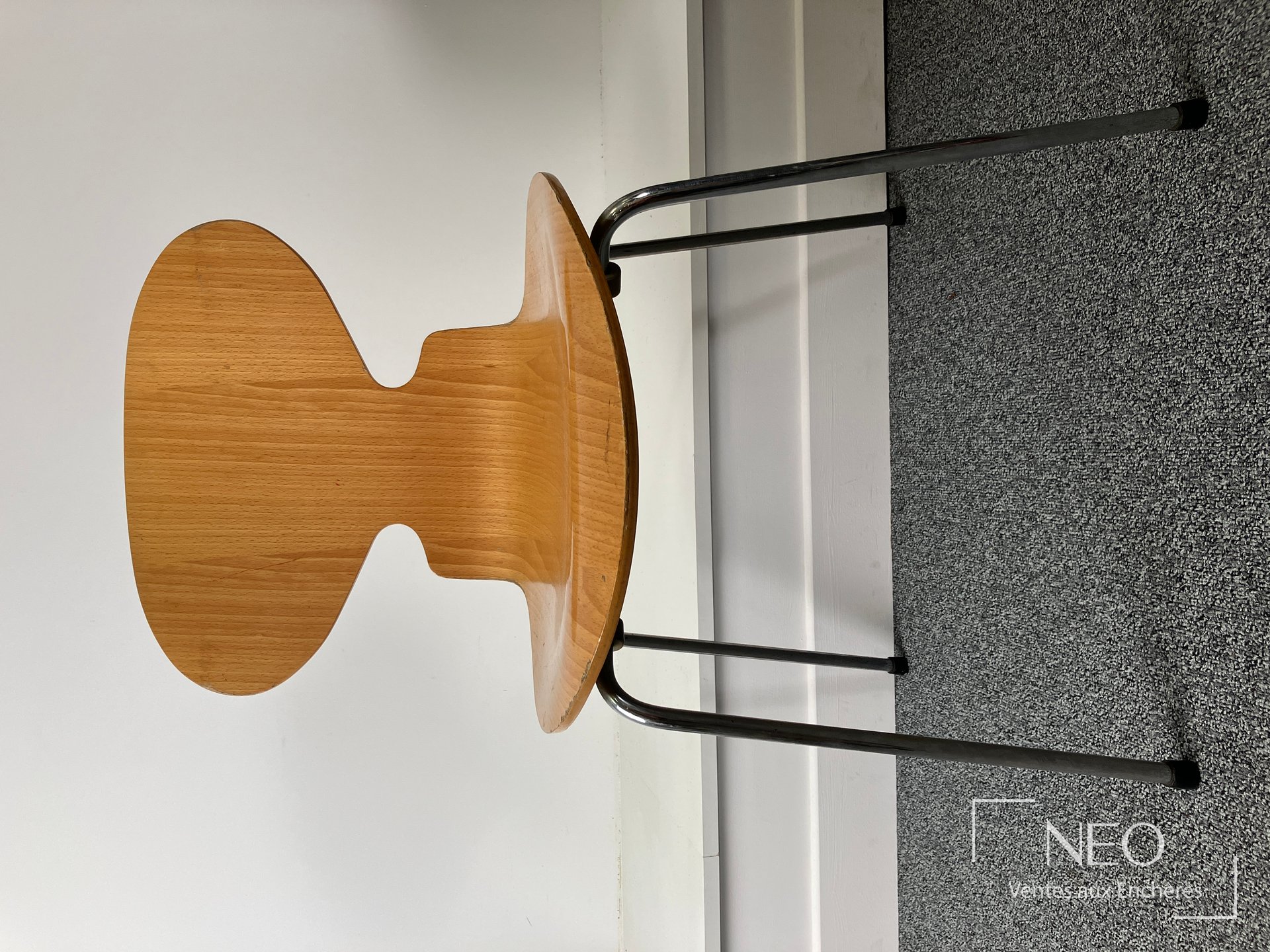 Chaise Arne Jacobsen en profil