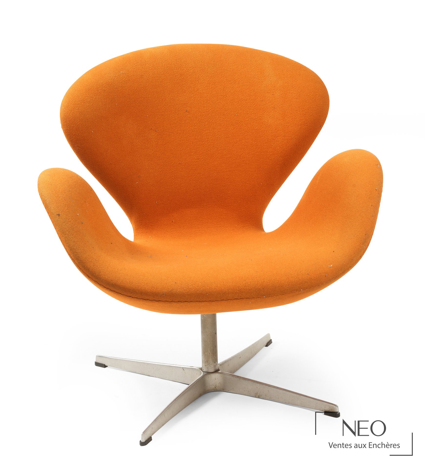 Fauteuil Swan Chair orange sur piètement quadripode en métal