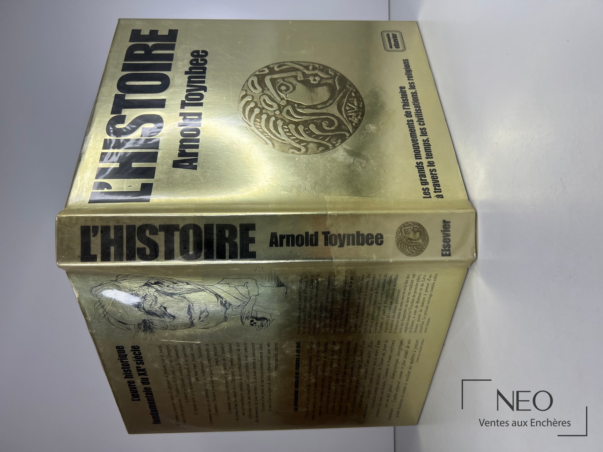 Couverture rigide sous jaquette dorée d’Arnold Toynbee