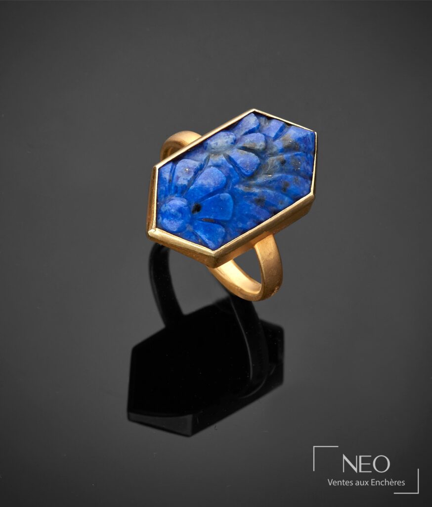 Bague Arnould en or jaune avec plateau hexagonal serti de sodalite bleue gravée