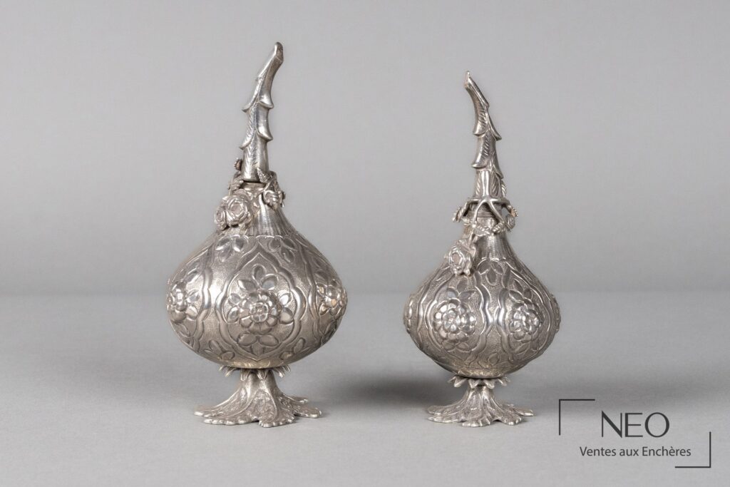 Deux arroseurs à eau de rose en argent à décor de rinceaux et fleurs