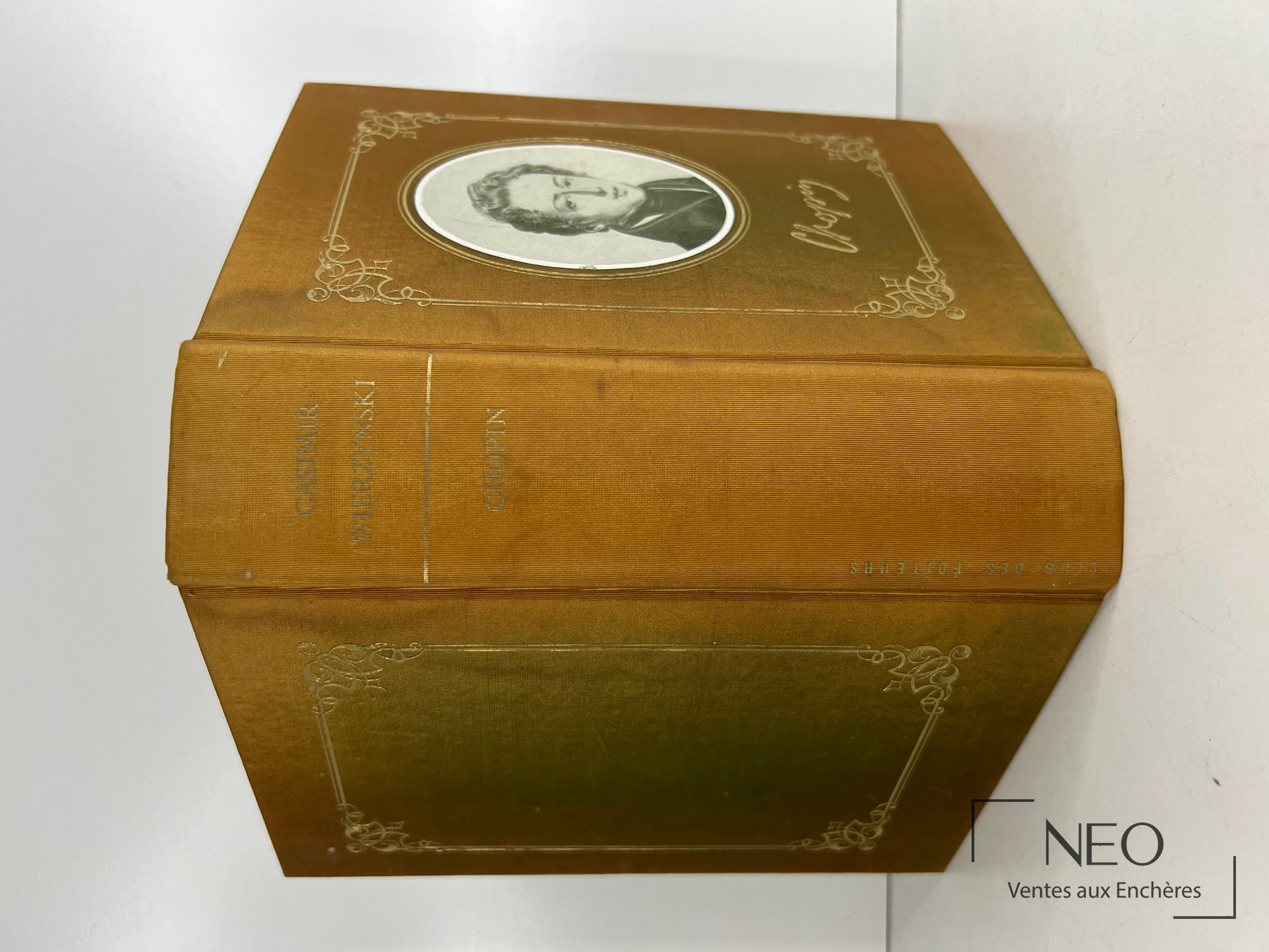 Couverture rigide dorée d'Arthur Rubinstein avec portrait ovale et dos visible
