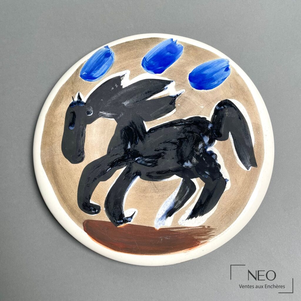 Assiette ronde de Pablo Picasso au décor polychrome représentant un cheval noir sur fond ocre