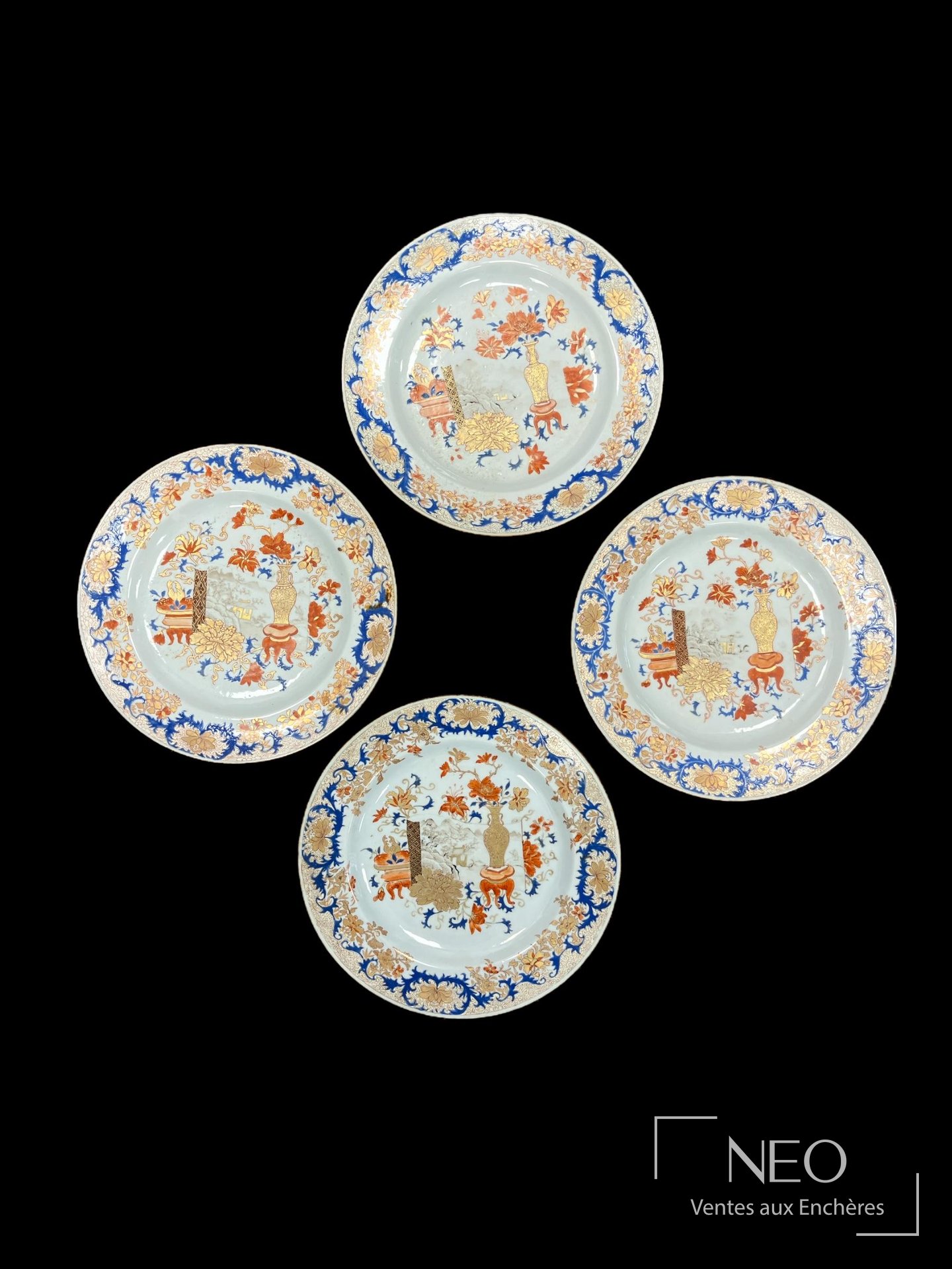 Quatre assiettes en porcelaine chinoise à décor polychrome et bleu sur fond noir