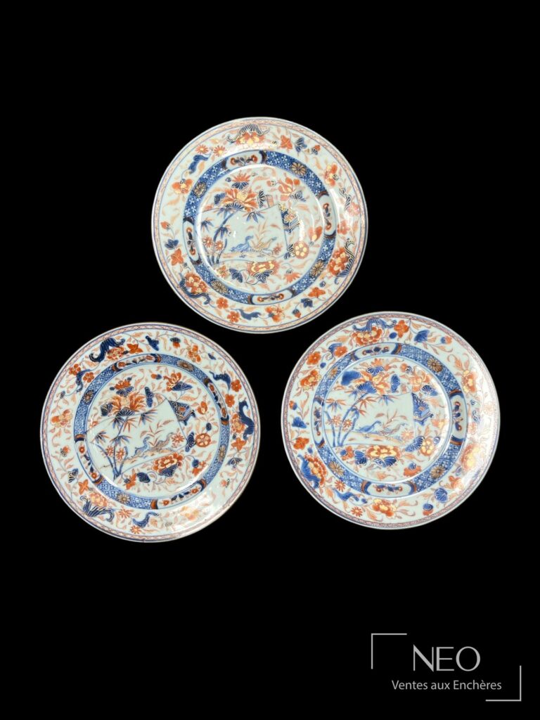 Trois assiettes en porcelaine Compagnie des Indes au décor Imari polychrome
