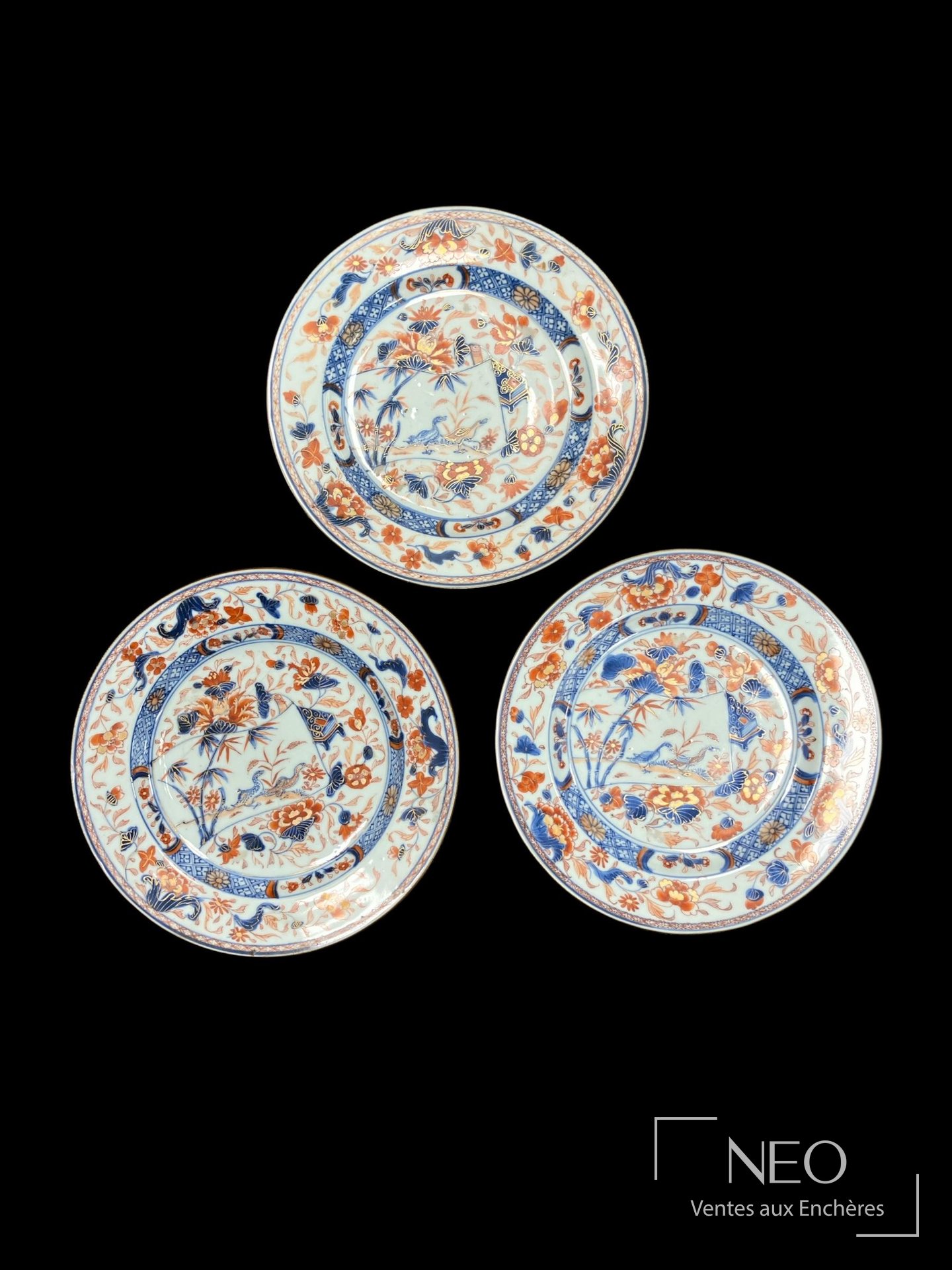 Trois assiettes en porcelaine Compagnie des Indes au décor Imari polychrome
