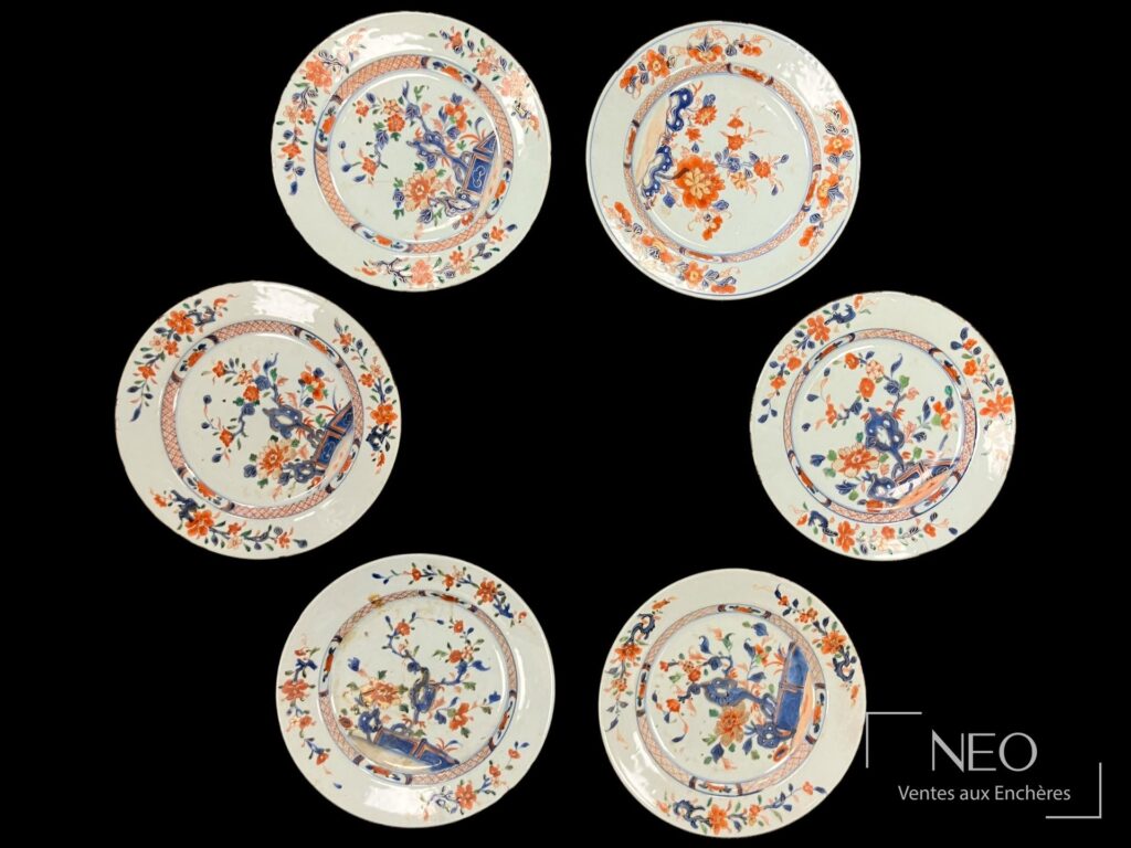 Six assiettes en porcelaine à décor floral Imari
